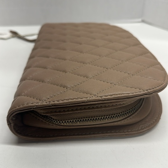 Hobo Cole Quilted Leather Clutch Bag Zip Around New Taupe Light Brown 12" x 7" - Picture 7 of 10